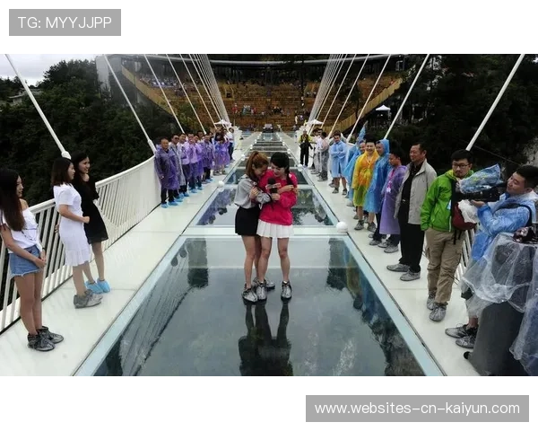 玻璃桥高空跳跃，勇气的极限挑战，挑战高空玻璃桥 说说